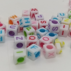 Letritas infantiles cuadrada 5,6 x 5.6mm blanca letra multicolor x 25grs