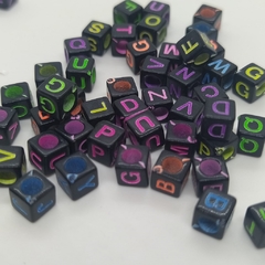 Letritas infantiles cuadrada 5,6 x 5.6mm negra letra multicolor x 25grs