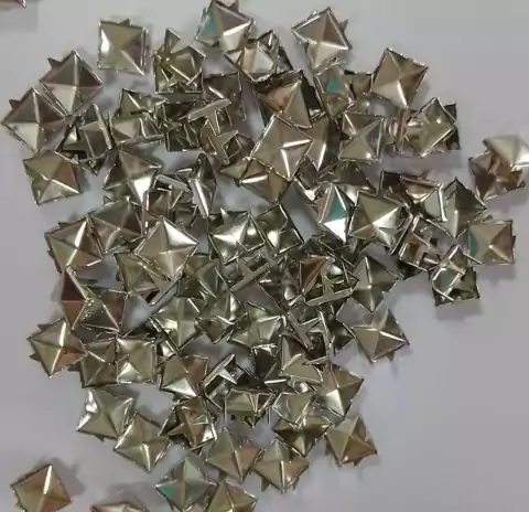 Tachas cuadradas 8mm x 10,5 gs. (x 50 unidades aprox.) - comprar online