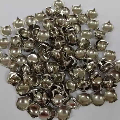 Tachas redondas 6mm x 10,5 gs, (x 100 unidades aprox.)