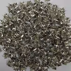 Tachas cuadradas 6mm x 12gs. (x 100 unidades aprox.)