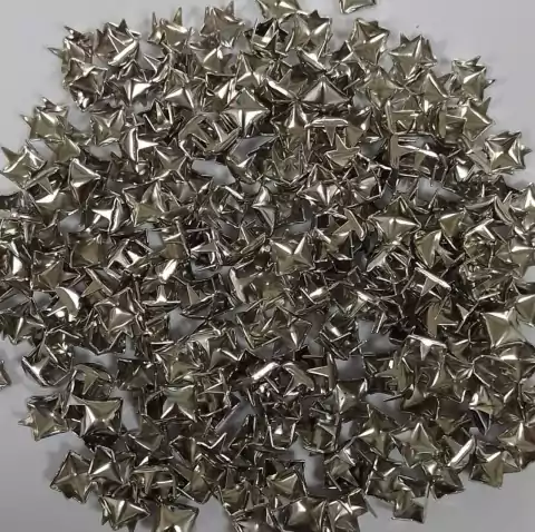 Tachas cuadradas 6mm x 12gs. (x 100 unidades aprox.)