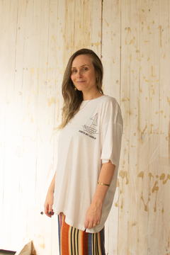 Camiseta oversize Vento no cabelo na internet