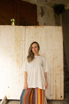 Camiseta oversize Vento no cabelo - Oi Gracia