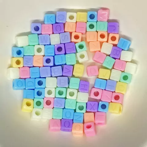 Miçanga Entremeio Para Pulseiras Quadrado Com Letras 7mm Com 100 Und - Diy