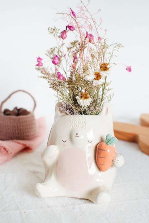 Maceta conejo gordito con zanahoria - comprar online