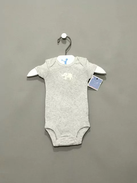 Body bebê manga curta cinza elefante Novo Carter's