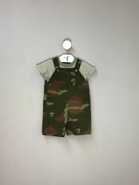 Jardineira Sarja Verde e Camiseta Carter's