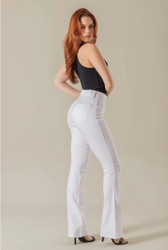 Calça Sarja Branca Flare - comprar online