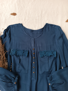 Blusa azul M com mangas longas e botões - loja online