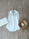 Blusa branca de botões e tule bordado - P