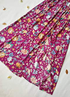 Saia longa violeta floral com fenda - P/M na internet