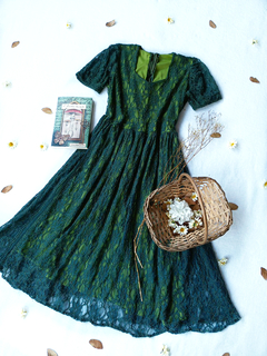 Vestido super midi verde de renda saia franzida e maguinhas - P/M - comprar online