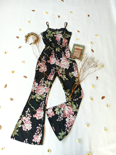 Macacão preto floral calça flare Scaranza - P - comprar online