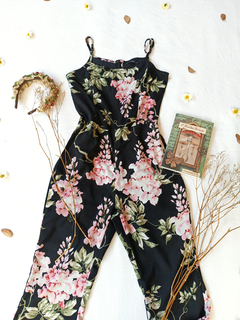 Macacão preto floral calça flare Scaranza - P - loja online