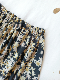 Saia midi preta floral - M - comprar online