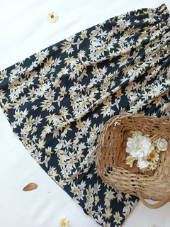 Saia midi preta floral - M na internet