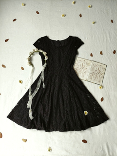 Vestido de renda preto evasê- P