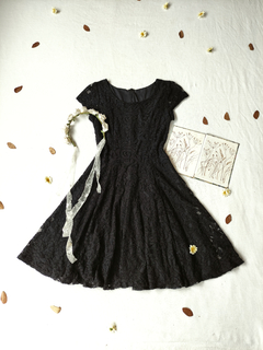 Vestido de renda preto evasê- P