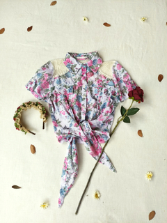 Blusa cropped camisa de amarrar rosa floral - P