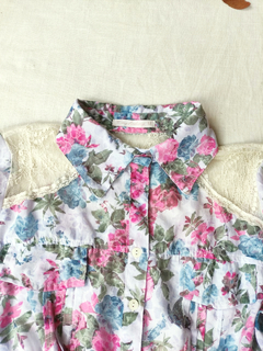 Blusa cropped camisa de amarrar rosa floral - P - comprar online