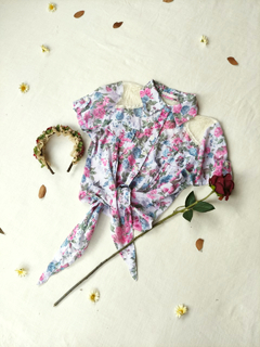 Blusa cropped camisa de amarrar rosa floral - P - comprar online