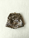 Bolsinha de mão preta e dourada de paetês clutch
