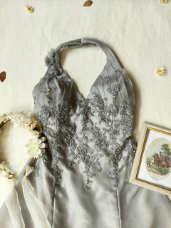 Vestido cinza claro de organza com renda bordada - M na internet