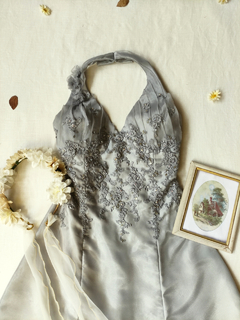 Vestido cinza claro de organza com renda bordada - M na internet