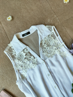 camisa branca com renda de botões e golinha - P