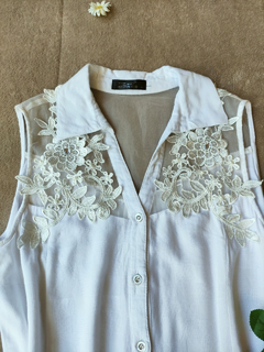 camisa branca com renda de botões e golinha - P - comprar online