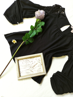 Blusa preta com rendinhas punhos bufantes Forever21 - P - loja online