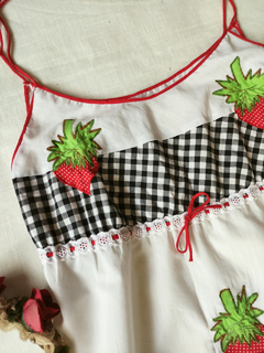 Camisola branca longa moranguinhos - P/M - comprar online