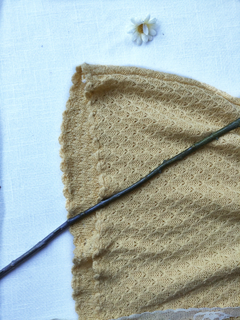 Blusa tricot amarelinha bordada a mão - GG na internet