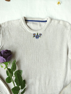Suéter de tricot creme bordado a mão - G - loja online