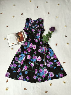 Vestido vintage midi floral preto/roxo de botões - M/G na internet