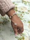 Kit pulseira e brincos de miçangas florais branco/dourado