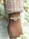 Kit colar/gargantilha, pulseira e brincos flor, rosa e branco
