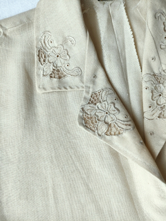 Colete camisa bege vintage bordada - P na internet
