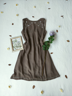 Vestido marrom de voil com bordado - P