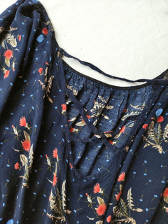 Blusa azul marinho de florzinhas - G - comprar online