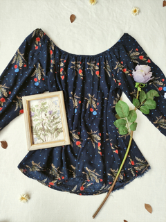 Blusa azul marinho de florzinhas - G