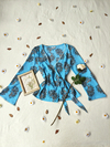 Blusa azul céu arabescos transpassada - M