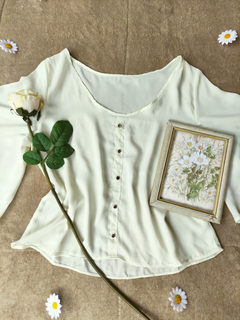Imagem do Blusa off white mangas flares delicada - M