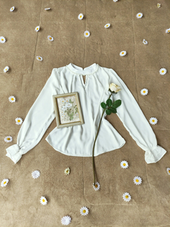 Blusa branca pérolas e randas - M