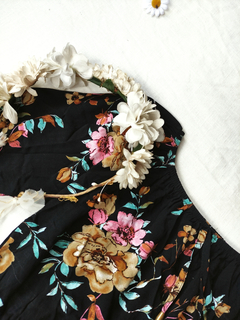 Blusa cropped preto floral - P - comprar online