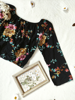 Blusa cropped preto floral - P - Themargare