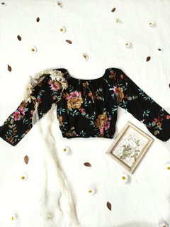 Imagem do Blusa cropped preto floral - P