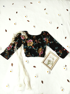 Blusa cropped preto floral - P