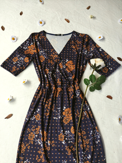Vestido midi marinho floral - P na internet